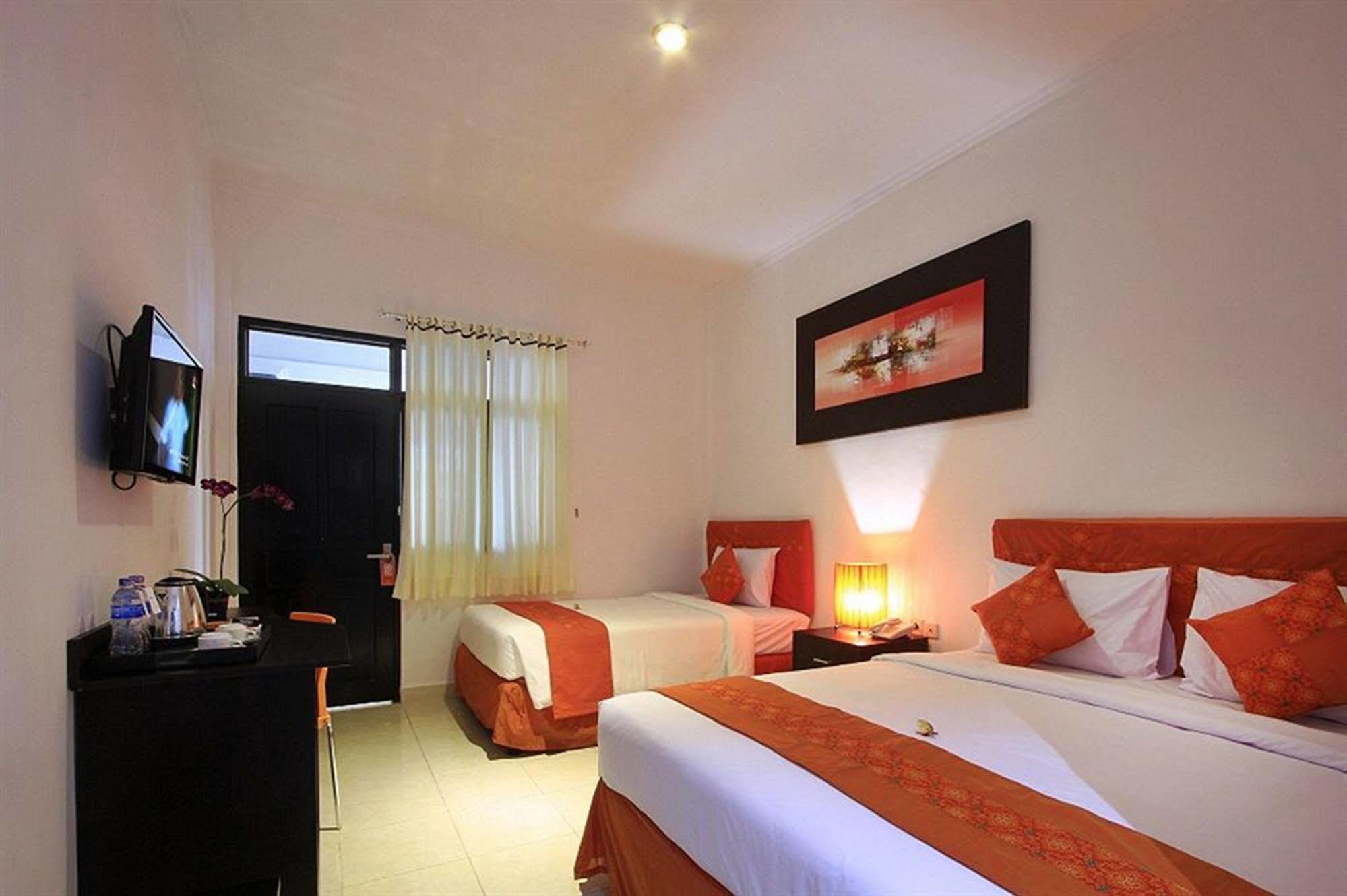 Kubu Anyar Hotel Kuta  Exterior photo